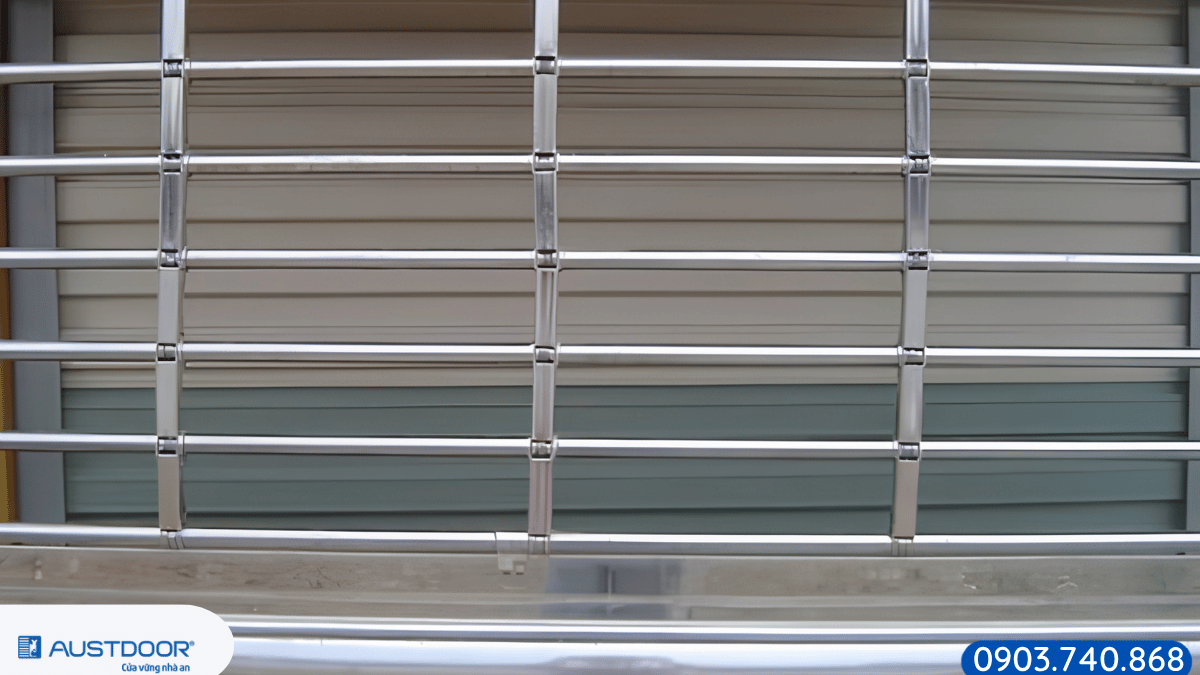 Cửa cuốn khớp thoáng inox lắp tại công trình gần biển