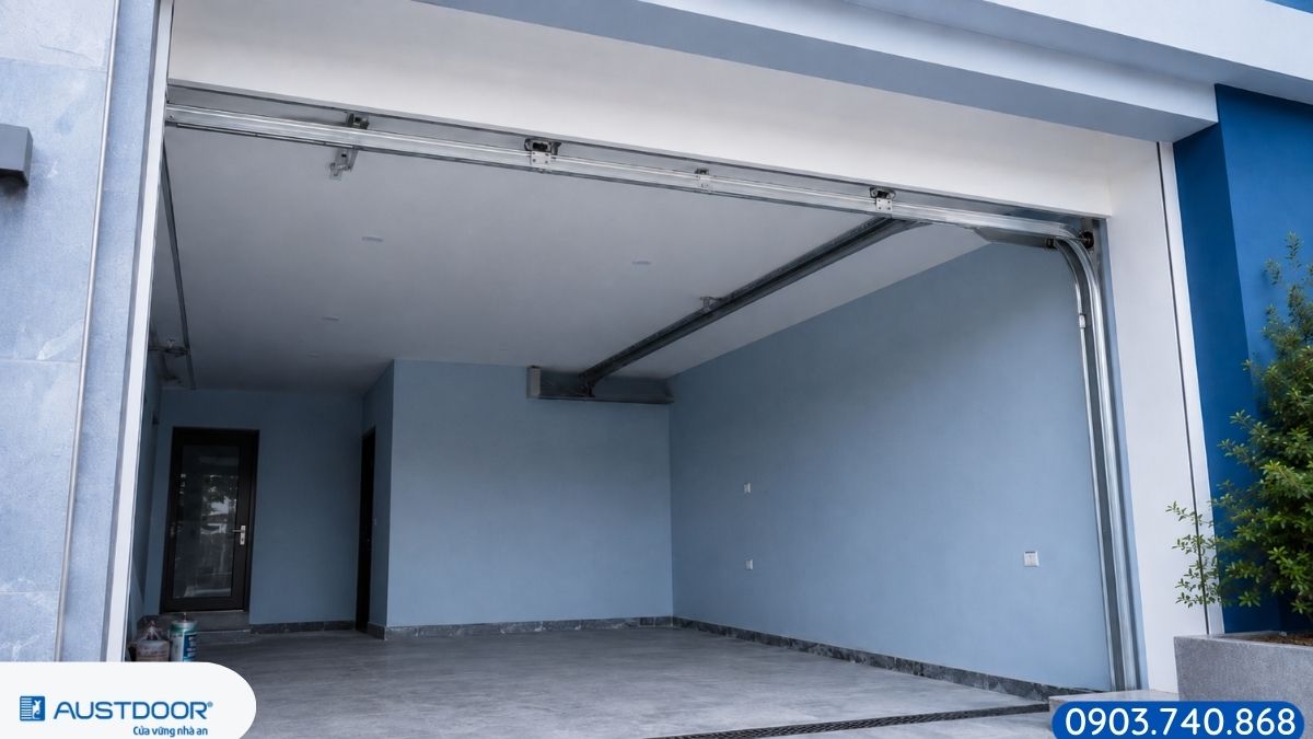 Kỹ thuật viên kiểm tra vùng trần gara trước lắp cửa Overhead